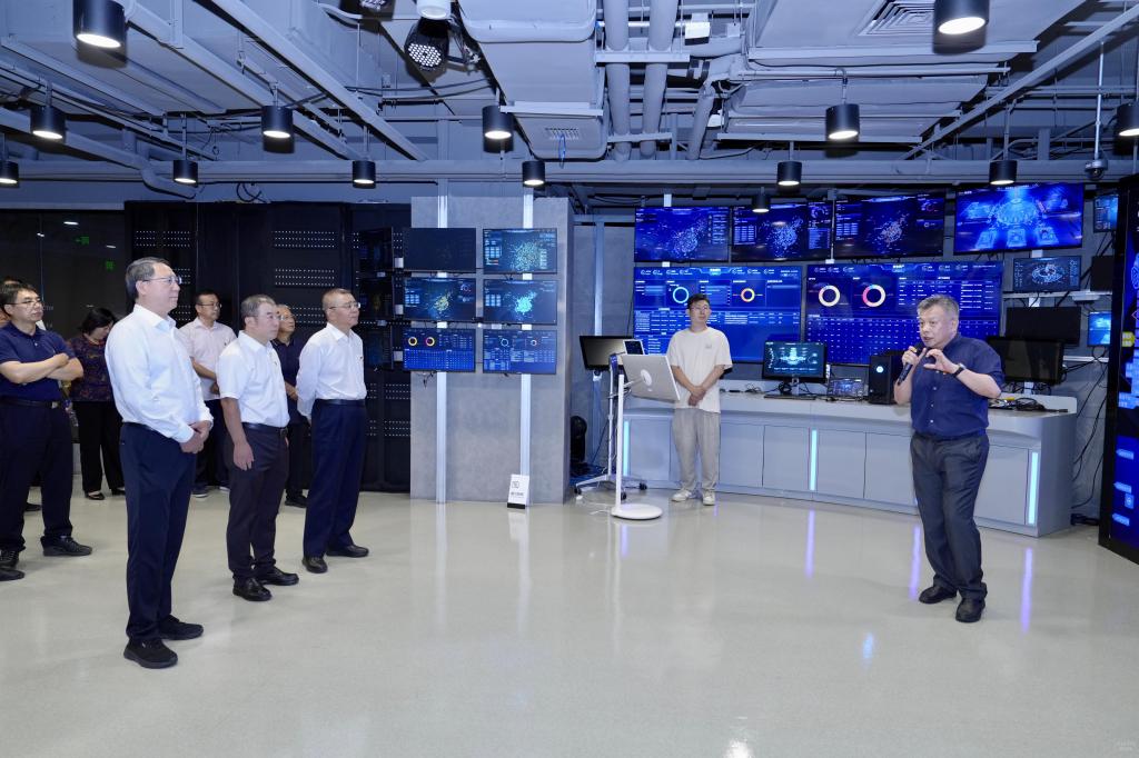 筑牢網絡安全屏障 賦能智慧校園建設——校黨委理論中心組赴奇安信開展人工智能實踐研學活動